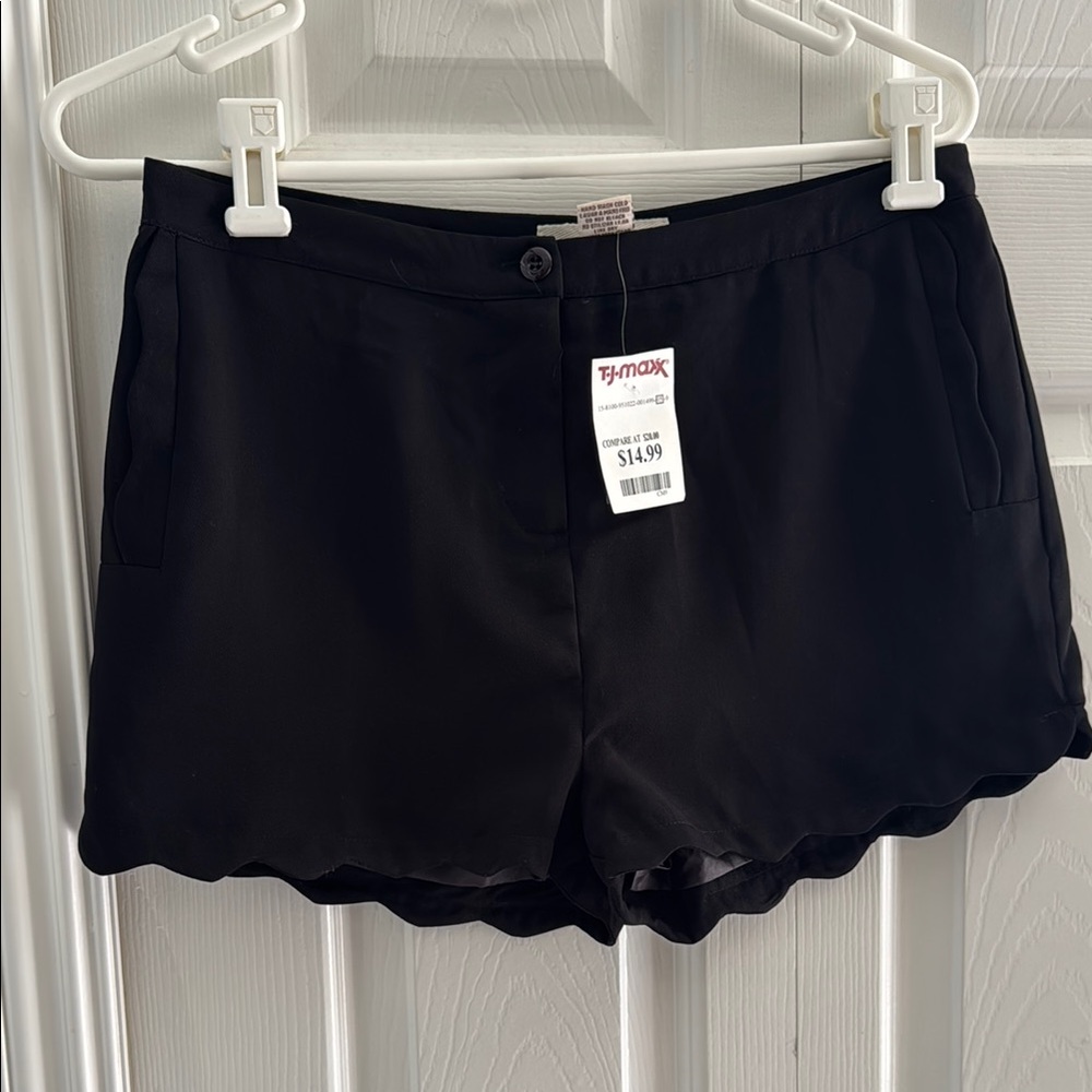 Black Juniors scalloped edge dress shorts